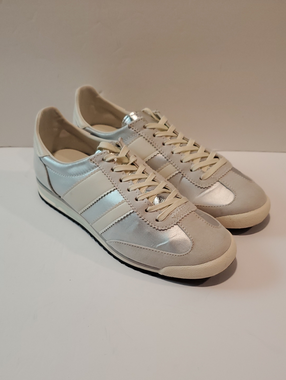 Madden Girl Women's Metallic Cream Lace-Up Sneakers Size 6